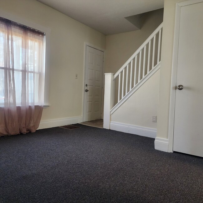 Sala de estar con armario para abrigos - 113 Sterling St