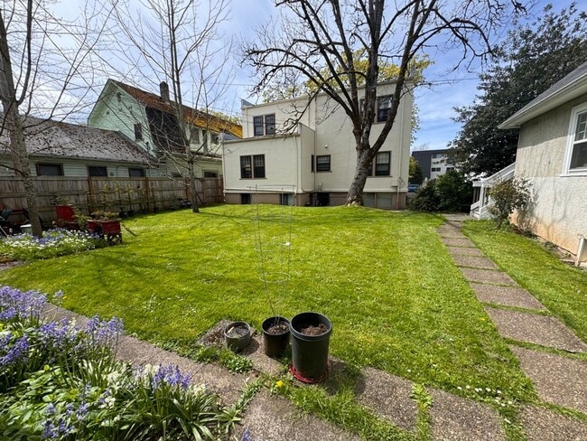 Building Photo - 2 Bedroom 1 bath downtown apartment availa... Unit 528.5 E 12th ave