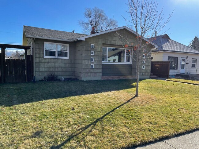 Building Photo - CHARMING HOME IN GREAT LOCATION!