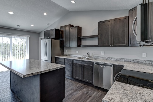 Photo - 600 W 9th St