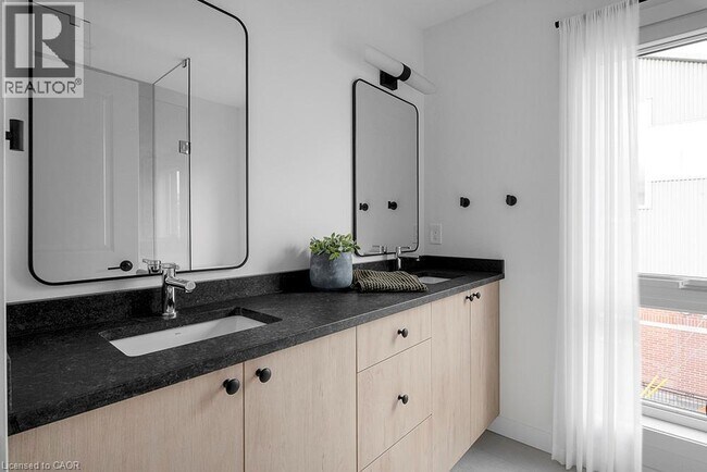 Photo - 15 Cedar St N