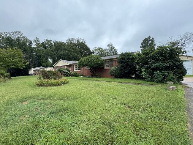 913 Surry Dr