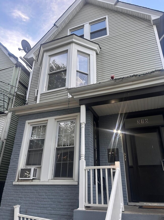 Building Photo - 316 Summer Ave Unit Renovated 2 bdr