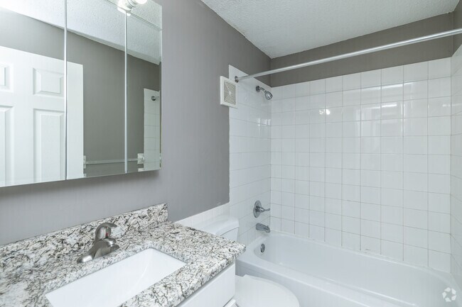 2 habitaciones, 1 baño - 860 pies cuadrados - Baño - Centennial &amp; Heritage Apartments