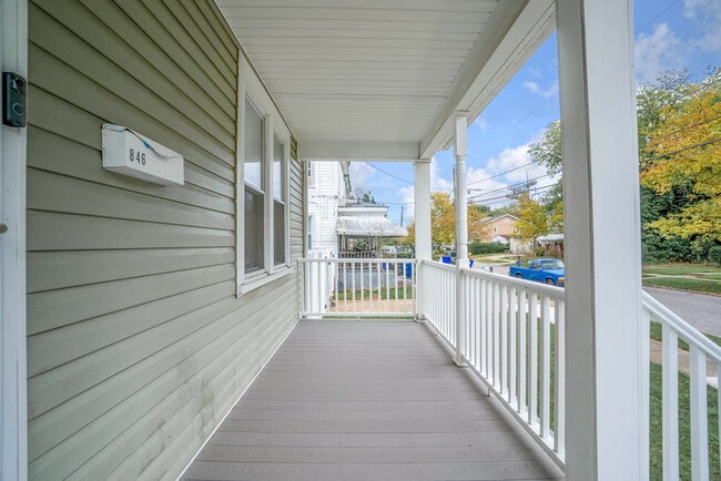 Photo - 846 W 41st St