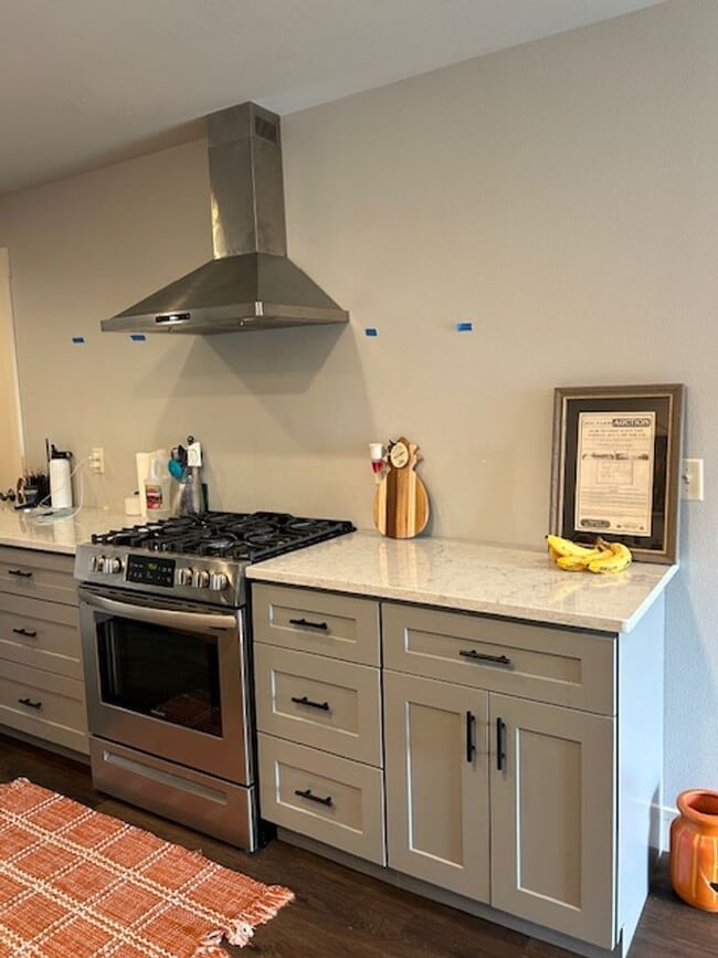Building Photo - Beautifully Updated Town Home in the Heights with large, fenced yard