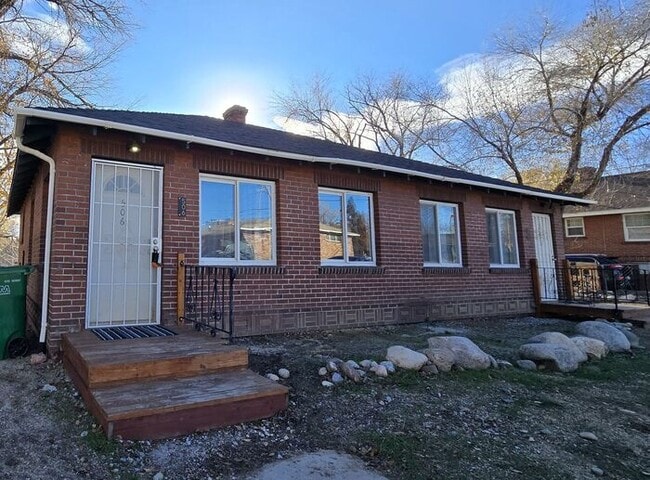 Building Photo - Bright 1 Bedroom Duplex with Classic Charm near Virginia Lake