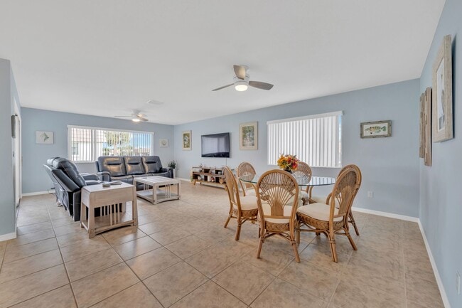 Building Photo - Annual Furnished spacious Villa close to Siesta Key! Unit 2401 Riverbluff Pkwy V240