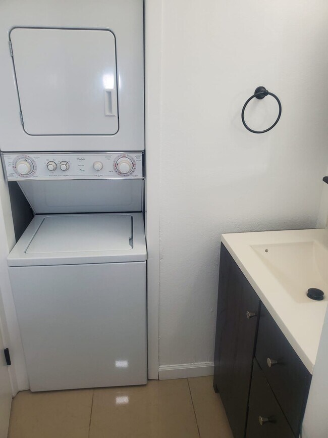 Laundry - 516 N Oxford Ave