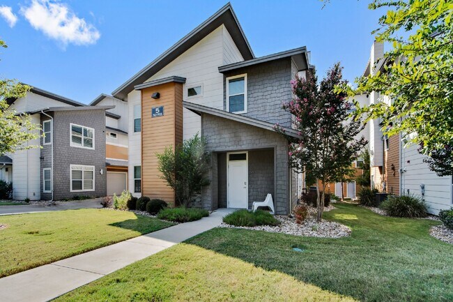Flats on Wilson 2 Bed 2 Bath Townhome - Flats on Wilson 2 Bed 2 Bath Townhome