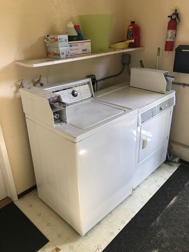 Laundry room - 1405 Caroline Unit D