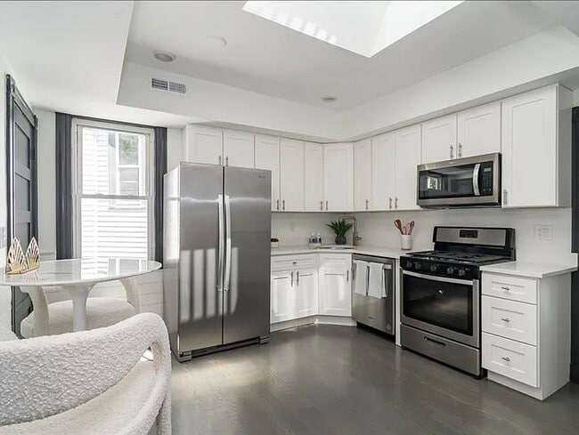 Building Photo - 19 Peverell St Unit 3R