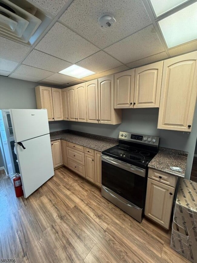 Building Photo - 350 S Sparta Ave Unit B4