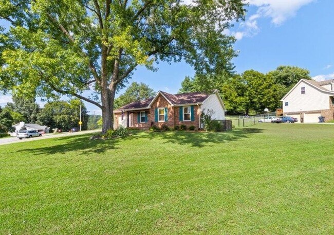 737 W Creek Dr