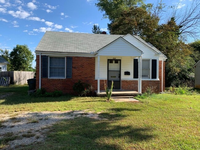 Building Photo - Charming 2 BR, 1 BA House AVAILABLE NOW
