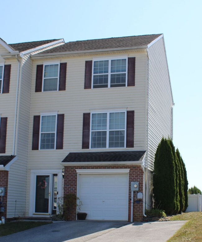 Building Photo - End Unit Townhouse