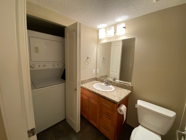 257 Moilliet St S