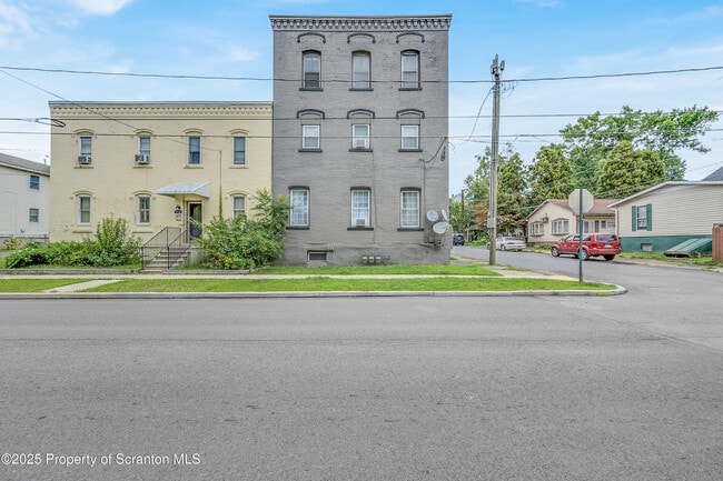 Photo - 717 Mill St