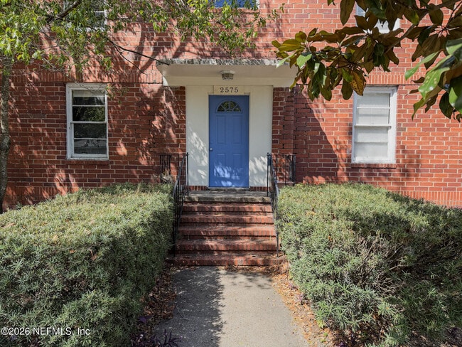 Photo - 2575 Myra St