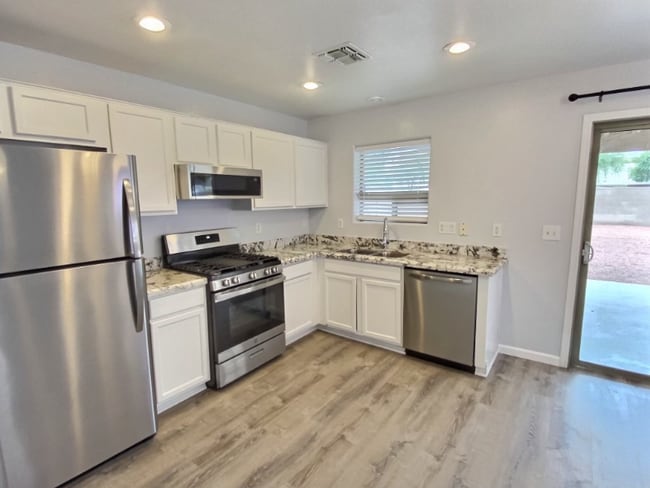 41925 W Sunland Dr