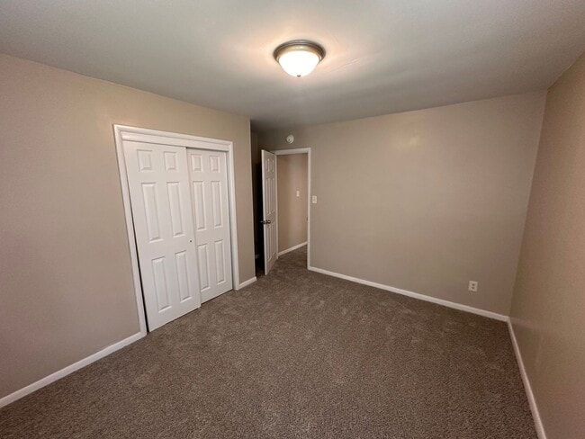 Building Photo - NEWLY REMODELED!! 3 bed 1 bath North East Indy