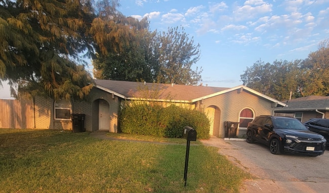 Building Photo - S Elm Ct Duplex Unit 452 S. Elm Court