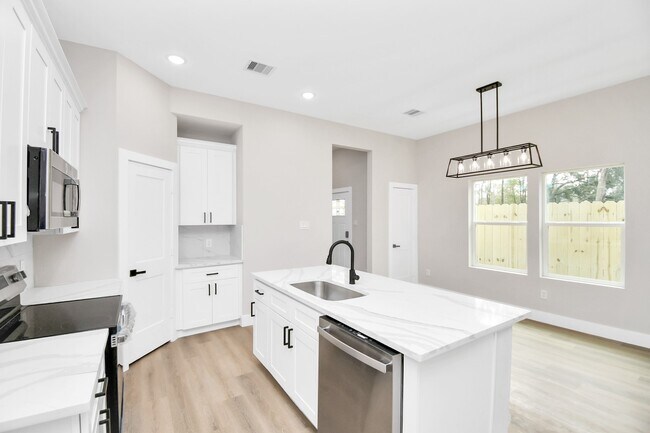 Photo - 8409 Sunnyhill St