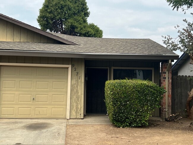 Building Photo - UPDATED 3 BEDROOM DUPLEX IN SACRAMENTO!