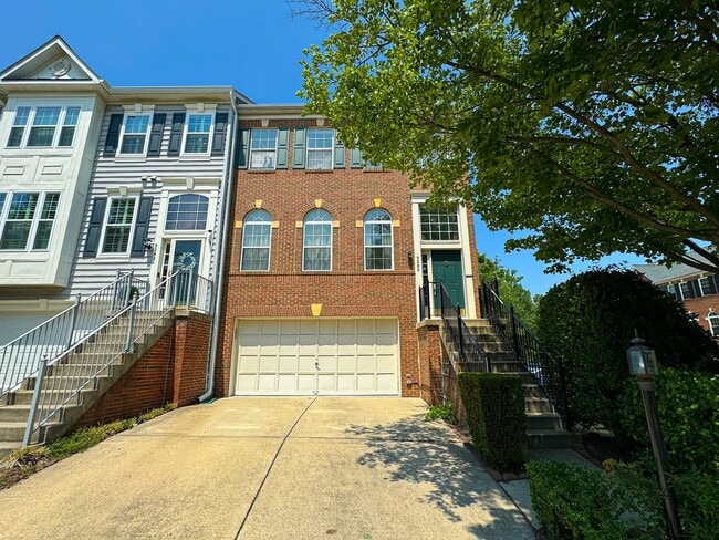 Building Photo - Stunning 3 Bed 3.5 Bath Brick Colonial End-Unit Townhome In Vibrant Kingstowne Community