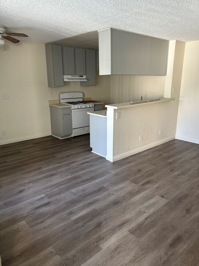 6810 Foothill Blvd Tujunga