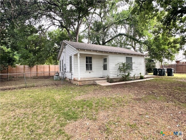 Building Photo - 724 W San Antonio St Rental