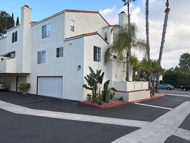 Building Photo - 2914 Luciernaga St
