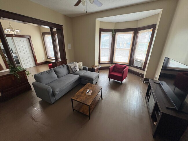 Building Photo - 3154 E 49th St Rental