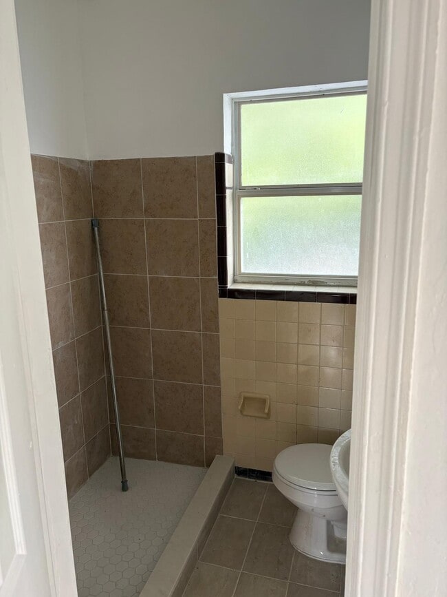 Baño - 631 S J St