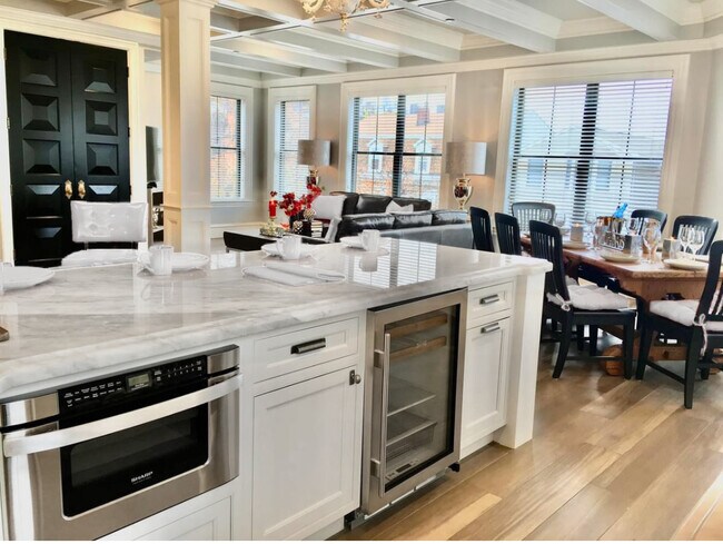 Open kitchen/living/dining - 749 E Broadway Unidad 1