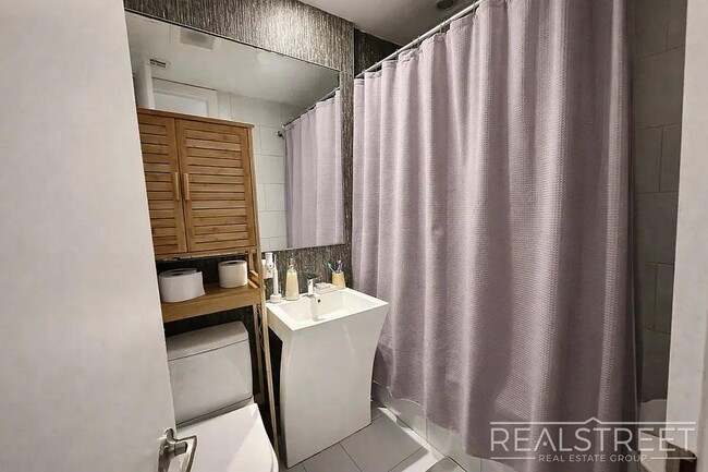 Photo - Spacious 3-Bedroom Residence Near Maria Hernandez Park Unit 2L