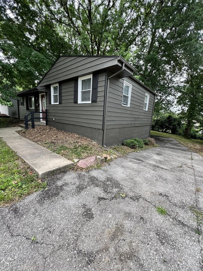 Building Photo - 5358 N Palmer Ave