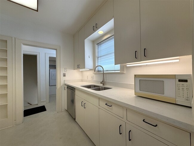 Photo - 2311 Wroxton Rd