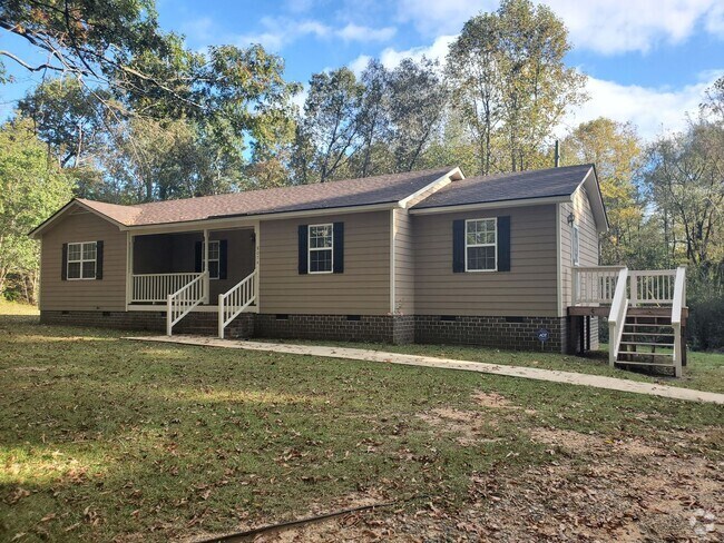 Building Photo - NEW LISTING! 3 Bedroom/ 2 Full Bath Home L...