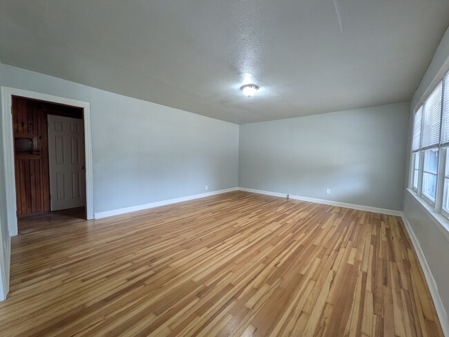 Photo - 327 G St NE