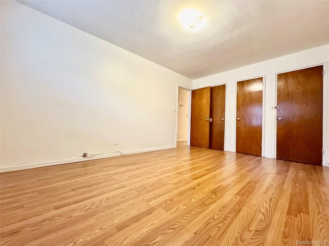 Photo - 25-40-40 77th St