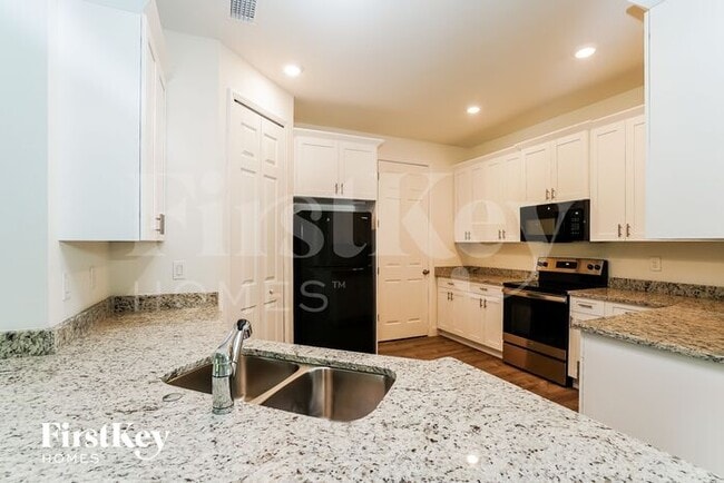 Photo - 741 Chestnut St E