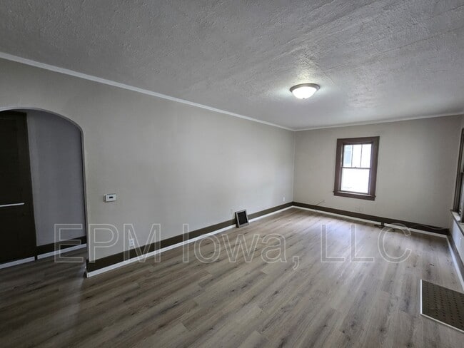 Photo - 947 Newton St