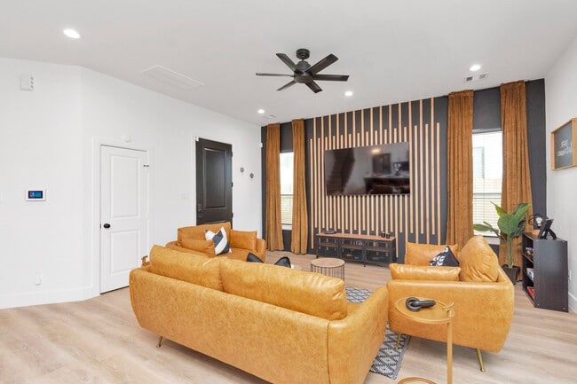 Photo - 5308 Denmark St