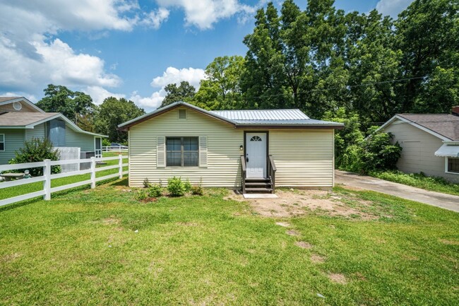 Building Photo - Stunning Renovated 3BR/2BA Home – Move-In ...
