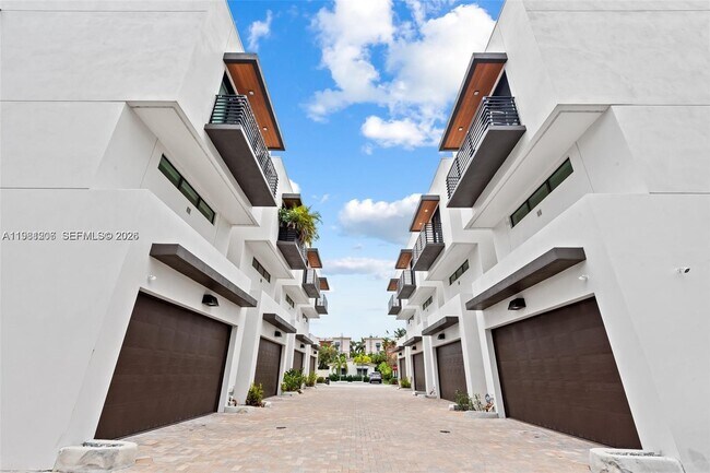 Photo - 1056 N Victoria Park Rd