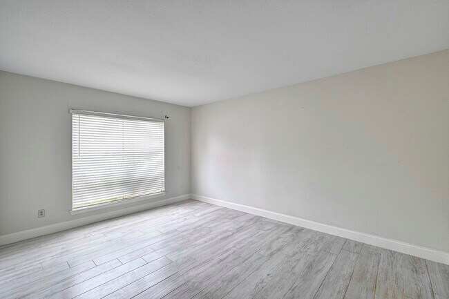 2230 S Piney Point Rd Unit 104
