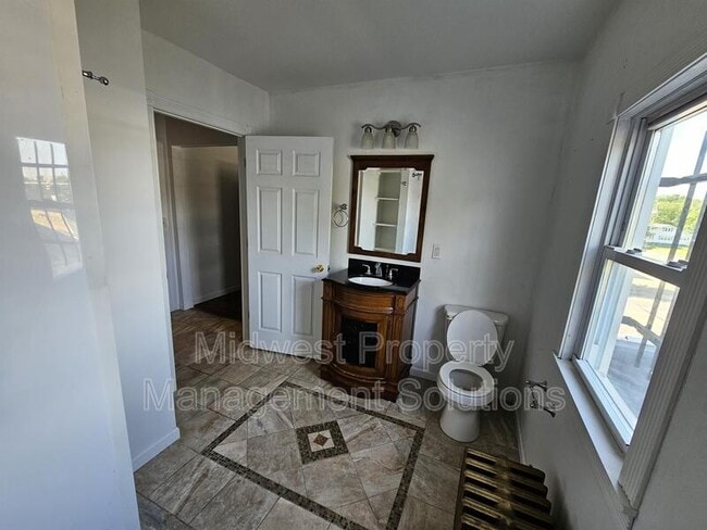 Photo - 810 E 8th St