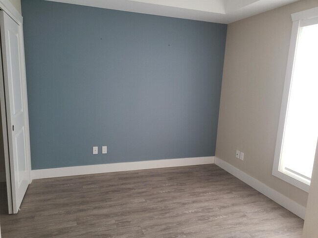 Photo - 550 Sandison St