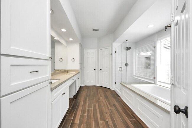 Photo - 5310 Oak Cove Dr